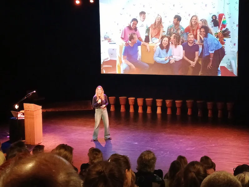 Carlijn spreekt op een event